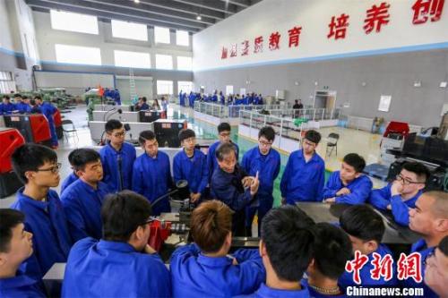 资料图:“实训工厂”内学生们正在听师傅专业讲解。 赵泉 摄 资料图:“实训工厂”内学生们正在听师傅专业讲解。 赵泉 摄