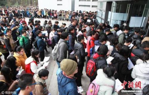 资料图:参加研究生考试的考生进入考场。 图片来源:视觉中国 资料图:参加研究生考试的考生进入考场。 图片来源:视觉中国