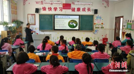 资料图:教师给学生上课。 刘忠俊 摄    资料图:教师给学生上课。 刘忠俊 摄