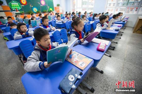 资料图:小学生们在进行早读。 张云 摄 资料图:小学生们在进行早读。 张云 摄
