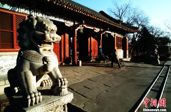上世纪80年代,高考已经如常进行,成了中国内地高中生必经的人生洗礼和重要考试。1983年,教育部正式提出“定向招生,定向分配”的方法。规定在中央部门或国防科工委系统所属的某些院校,按一定比例实行面向农村或农场、牧场、矿区、油田等艰苦行业的定向招生。考生一旦被录取,进校后就与学校签订合同,明确毕业必须到定向的单位或城市就业,以及就业的时间等内容。图为1985年1月1日拍摄的北京大学校门。 中新社发 赵伟 摄 图片来源:CNSphoto 上世纪80年代,高考已经如常进行,成了中国内地高中生必经的人生洗礼和重要考试。1983年,教育部正式提出“定向招生,定向分配”的方法。规定在中央部门或国防科工委系统所属的某些院校,按一定比例实行面向农村或农场、牧场、矿区、油田等艰苦行业的定向招生。考生一旦被录取,进校后就与学校签订合同,明确毕业必须到定向的单位或城市就业,以及就业的时间等内容。图为1985年1月1日拍摄的北京大学校门。 中新社发 赵伟 摄 图片来源:CNSphoto