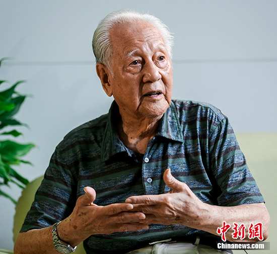 7月2日,中国第一代核潜艇总设计师黄旭华接受中新社记者采访。黄旭华,中国第一代核潜艇总设计师,中国工程院院士、中国船舶重工集团公司第七一九研究所名誉所长。如今,中国第一艘核潜艇游弋深海40年后,光荣退役。而其总设计师——94岁的黄旭华依然在“服役”。每个工作日,他会抽出半天的时间整理资料,为年轻的科研人员答疑解惑。 中新社记者 张畅 摄 7月2日,中国第一代核潜艇总设计师黄旭华接受中新社记者采访。黄旭华,中国第一代核潜艇总设计师,中国工程院院士、中国船舶重工集团公司第七一九研究所名誉所长。如今,中国第一艘核潜艇游弋深海40年后,光荣退役。而其总设计师——94岁的黄旭华依然在“服役”。每个工作日,他会抽出半天的时间整理资料,为年轻的科研人员答疑解惑。 中新社记者 张畅 摄