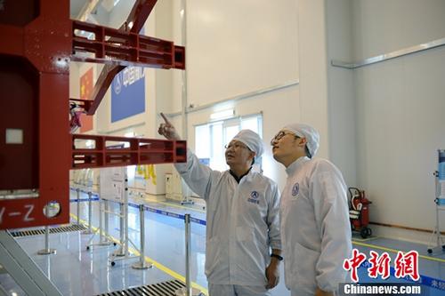 图为张立新(左)同团队研究人员在研制厂房中交流。中新社发 刘杰 摄 图为张立新(左)同团队研究人员在研制厂房中交流。中新社发 刘杰 摄