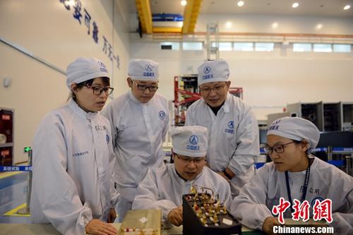 图为张立新(坐者左1)同团队研究人员在研制北斗导航卫星有效载荷过程中研讨交流。中新社发 刘杰 摄 图为张立新(坐者左1)同团队研究人员在研制北斗导航卫星有效载荷过程中研讨交流。中新社发 刘杰 摄